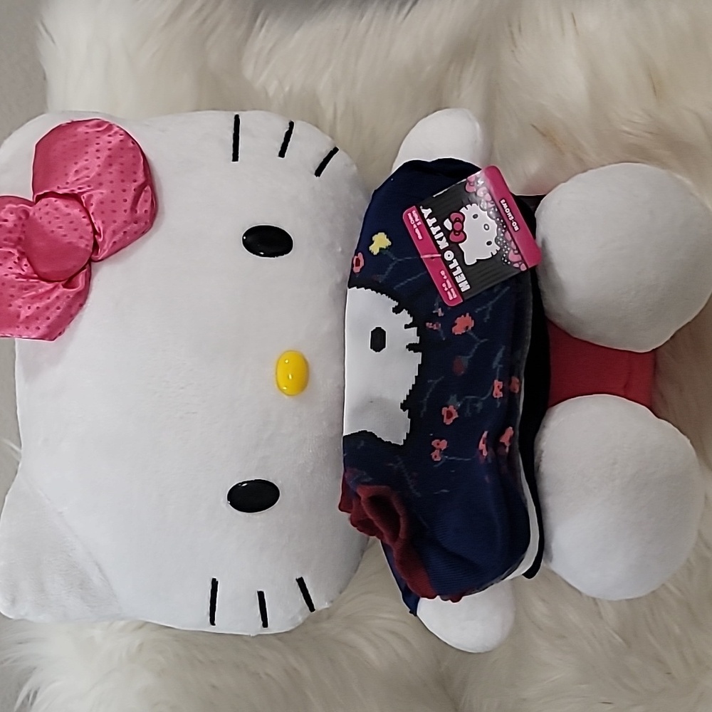 🌺 NWT LIMITED EDITION 2019 RARE Hello Kitty Bows n Big Faces Socks🌺